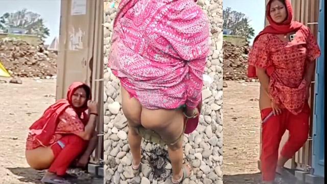 Random Bhabhi Left Saree Pissing Sexy Ass Secret